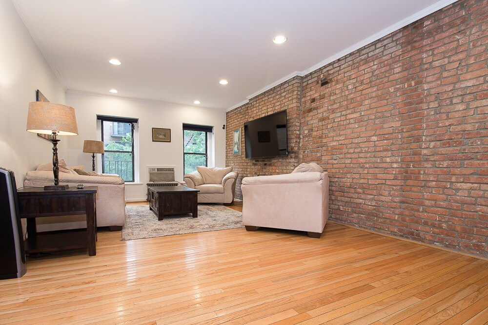 Primary Photo - 208 E 73rd St