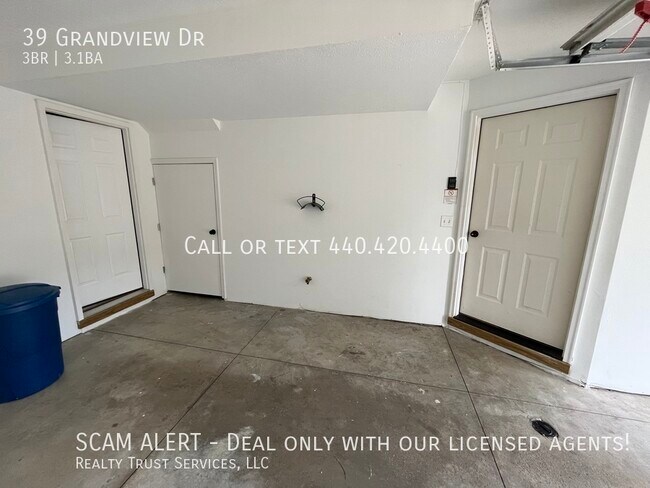 Building Photo - Splendid 3 bedroom 3.5 bathroom Condo w/Im...