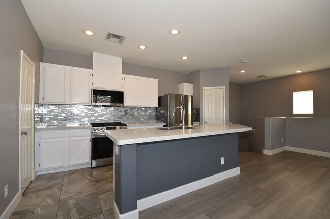 Building Photo - Spacious 2 Bed 2 Bath with Attached Car Ga...