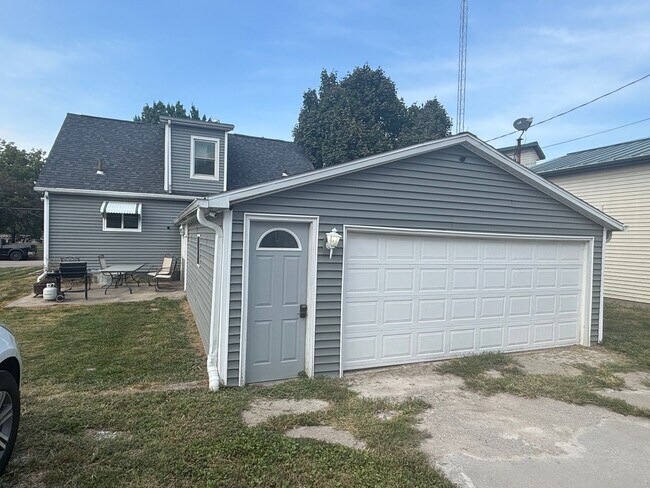 Building Photo - RENT REDUCED for 2025-2026!!! Beautiful 6 bedroom, 2 bath house just south of downtown Iowa City