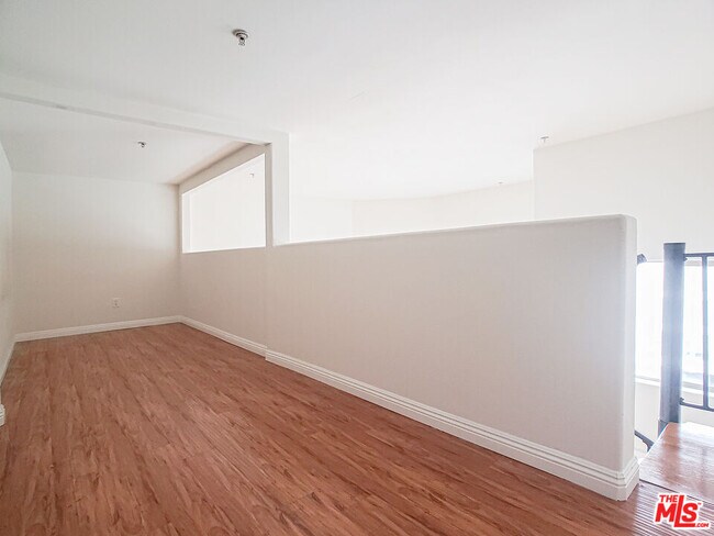 Foto del edificio - 1042 S Kingsley Dr