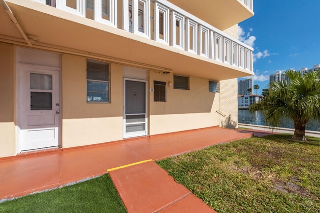 Building Photo - 2999 Point E Dr