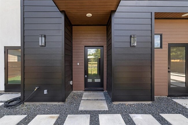 Building Photo - 4803 Gladeview Dr