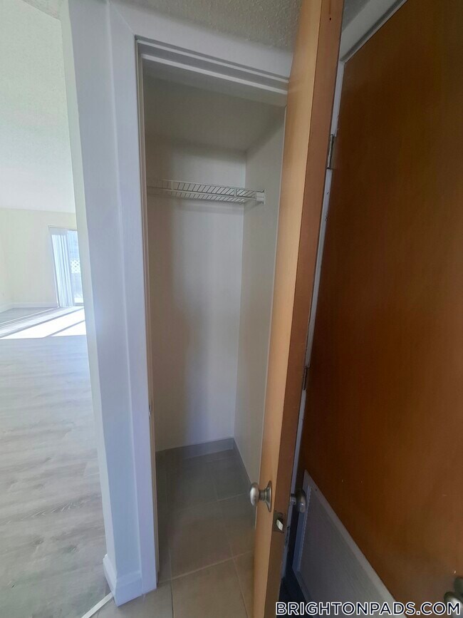 Foto del edificio - 148 N Beacon St