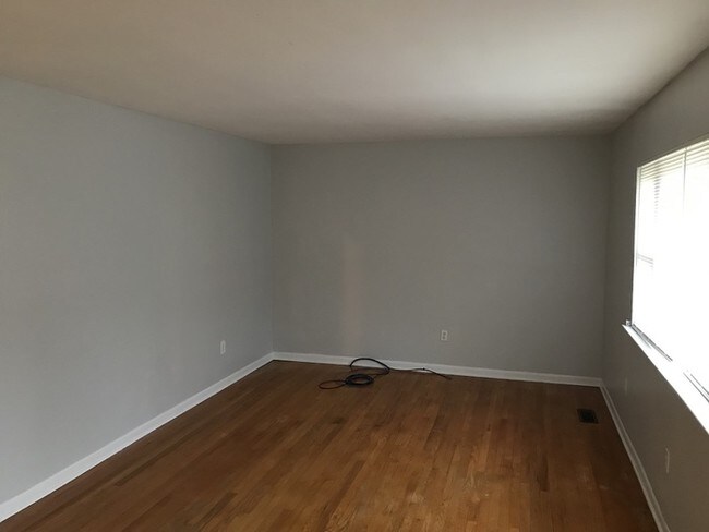 Building Photo - 3 bed/2 bath home