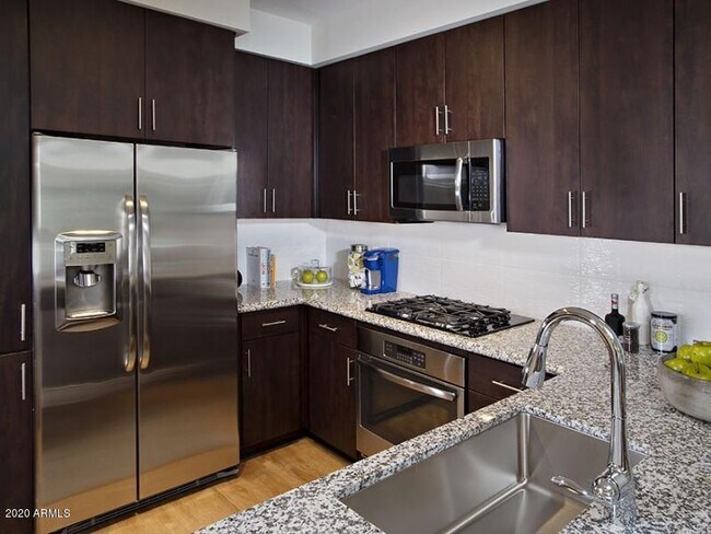 Foto del edificio - 7100 E Lincoln Dr