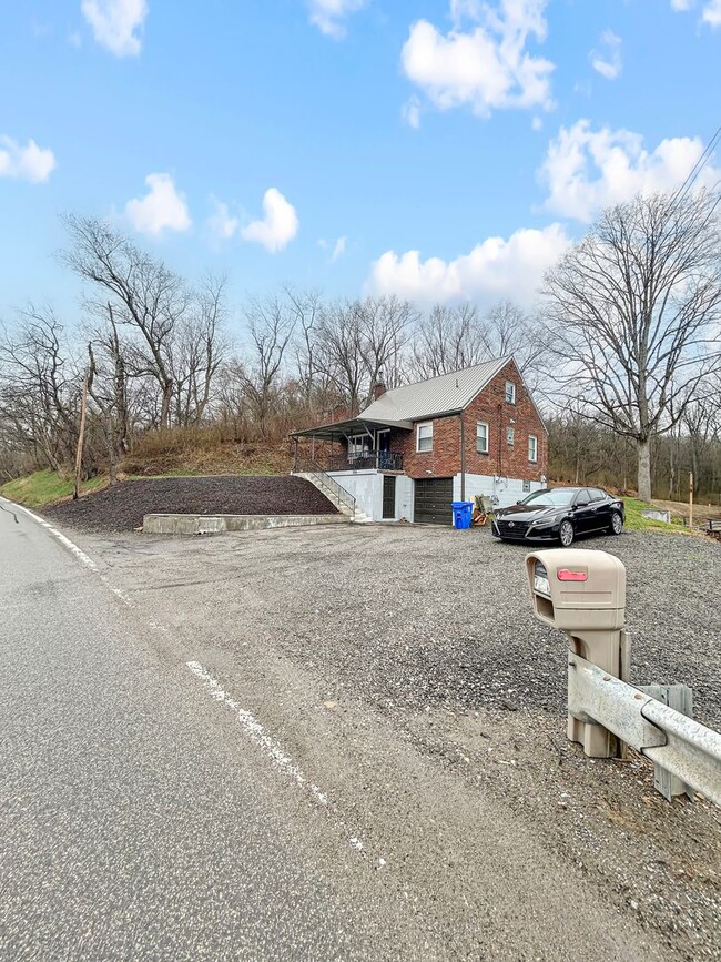 Building Photo - Charming 3-bedroom, 1-bath home in Oakdale, PA!