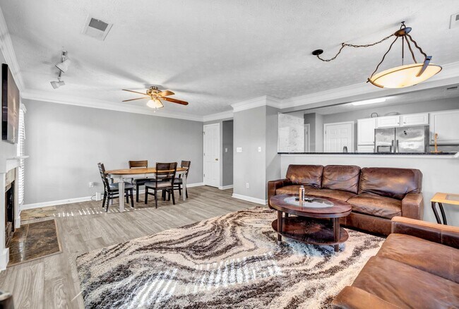 Foto del edificio - Spacious 2-Bed, 2.5-Bath Townhome in Prime Marietta Location