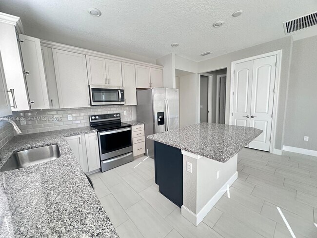 Foto del edificio - 4016 Basket Oak Cir