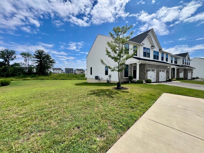 Building Photo - Gorgeous 3-Bedroom Townhome with Garage in...