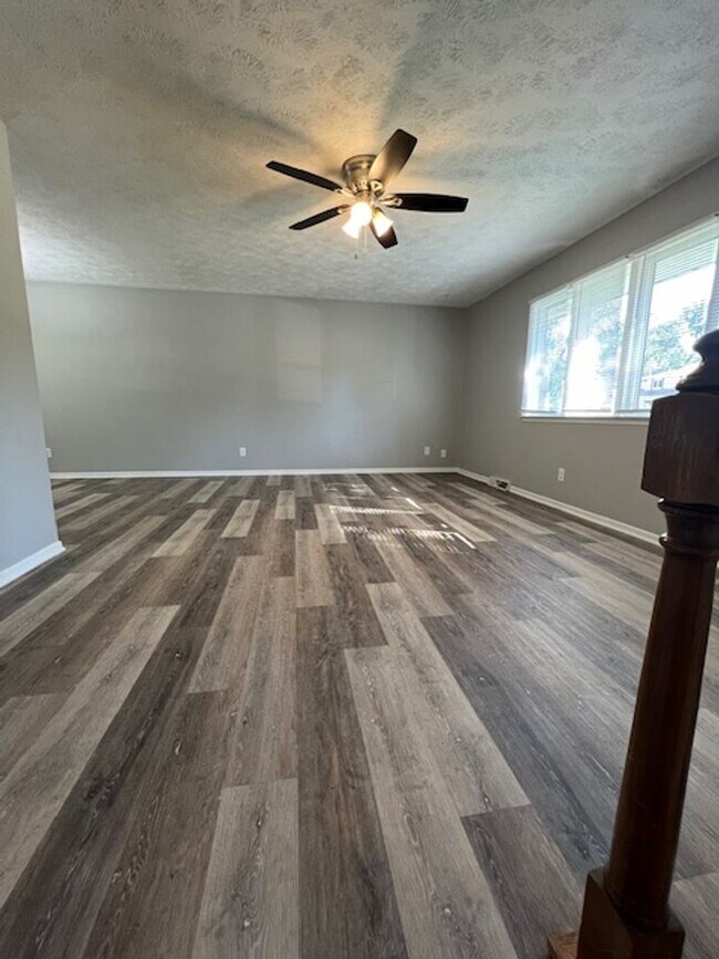 Building Photo - 3 Bedroom In Roanoke Estates!!