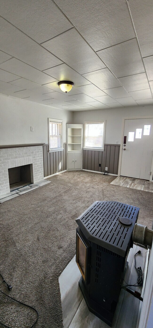 Building Photo - 612 E Fox Farm Rd