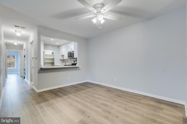 Foto del edificio - 5808 Cove Landing Rd