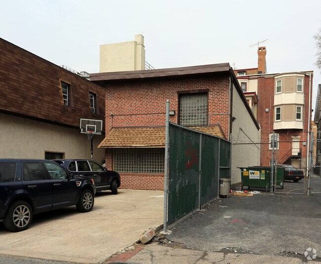 Building Photo - 4034 Walnut St