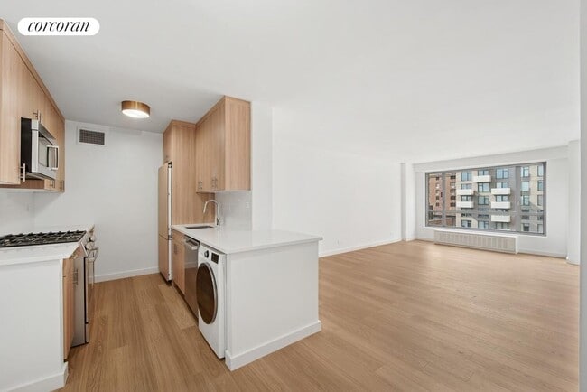 Building Photo - 501 E 87th St