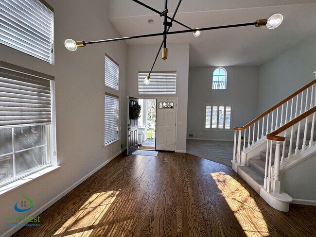 Building Photo - $4995-5 Bd/3 Ba-2 Story Home with A/C-Palm...