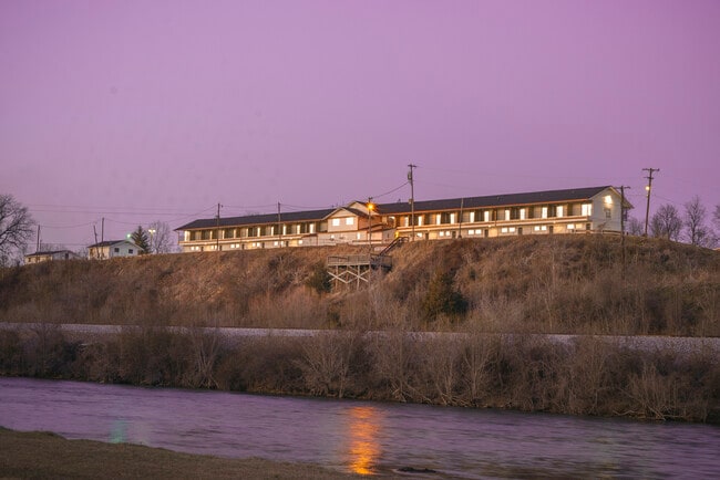 Building Photo - Spring River Commons
