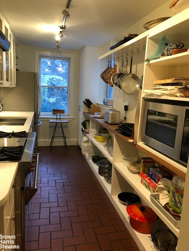 Building Photo - Cobble Hill Garden Apartment