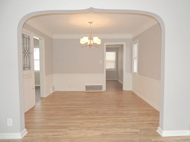 Building Photo - 3 Bed - 1.5 Bath Colonial for Rent!