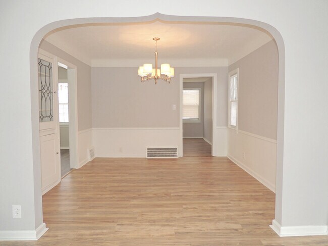 Foto del edificio - 3 Bed - 1.5 Bath Colonial for Rent!