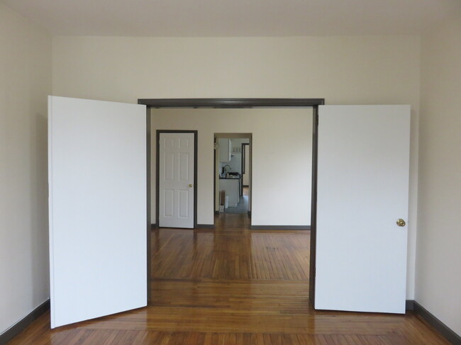 Building Photo - 542 George St
