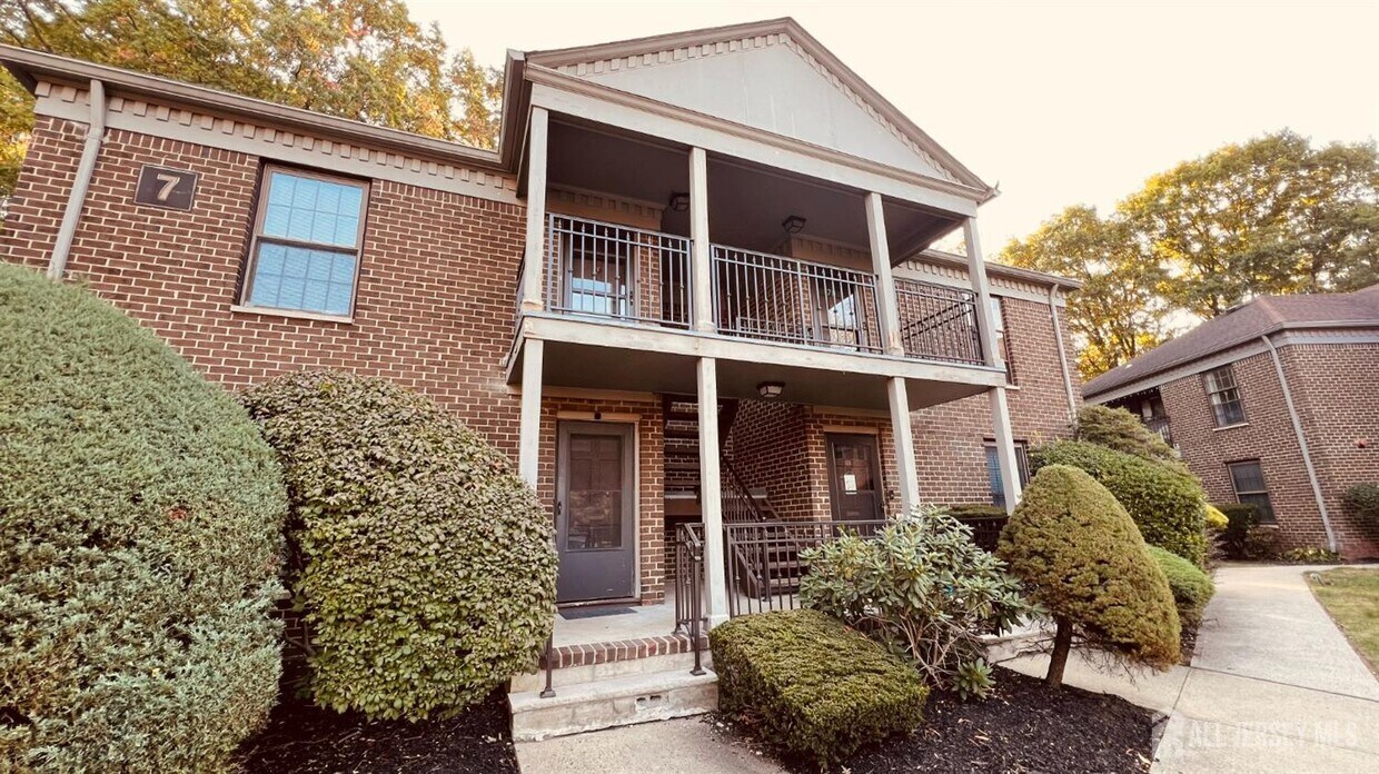 Primary Photo - 323 Gill Ln