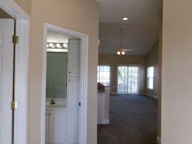Building Photo - 3 bedroom, 2 bath condo in The Fountains