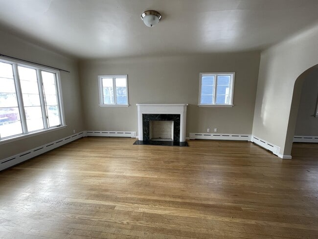 Building Photo - 115 W Maple St