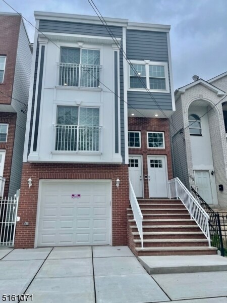 Primary Photo - 569 Hawthorne Ave