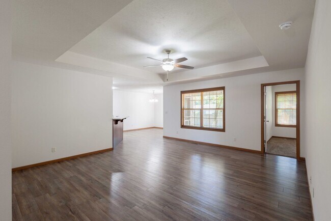 Foto del edificio - 3 BED, 2 BATH, 2 CAR GARAGE DUPLEX - Avail...