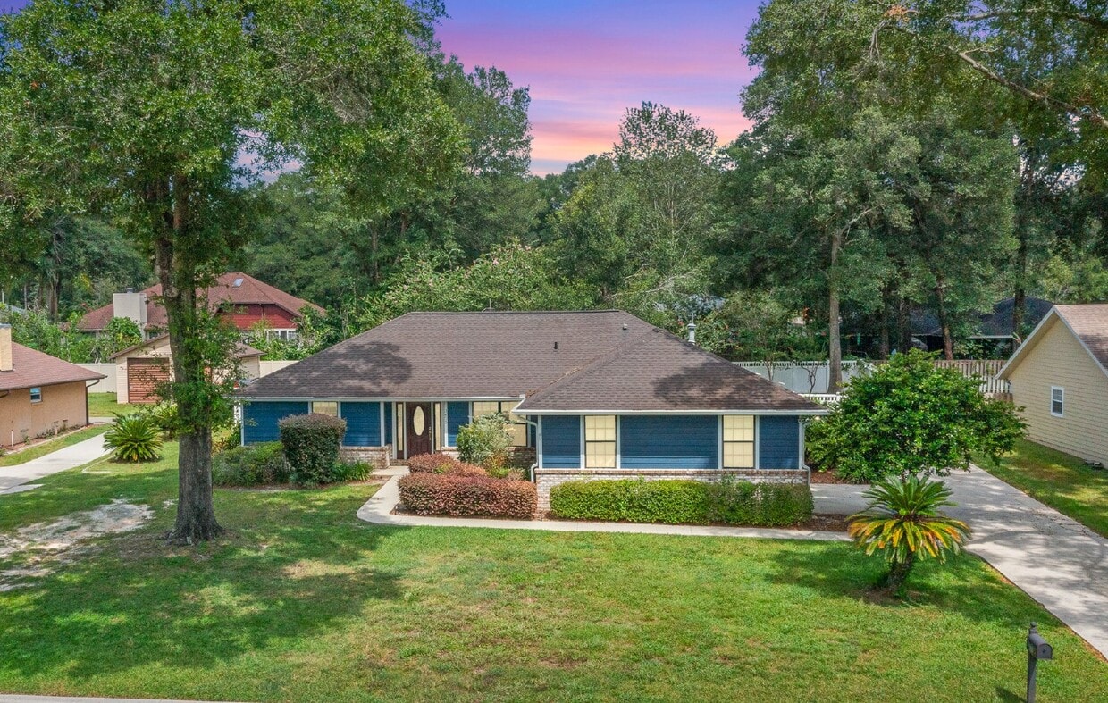 Foto principal - **Available February 2026***Welcome Home :: 3/2 with oversized fenced backyard in Indian Pines!