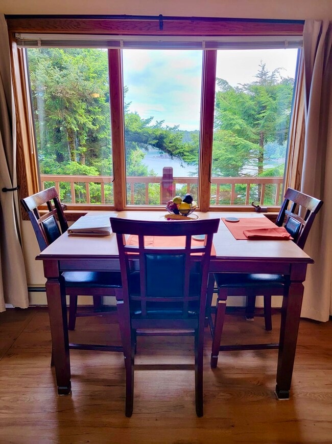 ¡Disfruta de tu café mientras observas los barcos y las aves! - 1010 Steller Way