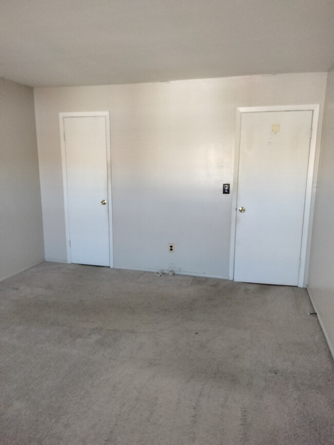 Building Photo - 706 N Oaks Blvd