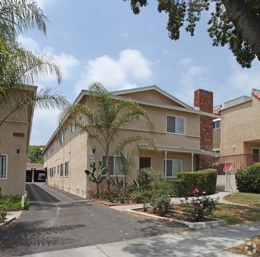 Primary Photo - 1141 Irving Ave