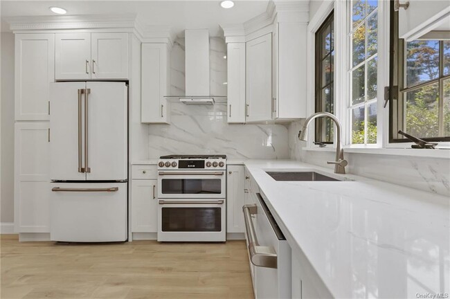 Building Photo - 220 Boulevard