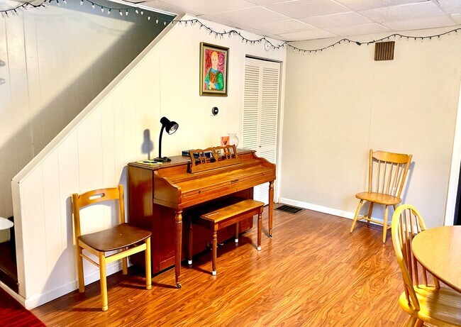 Building Photo - Three Bedroom House with Central Air and W...