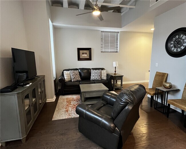 Foto del edificio - 210-216 N Main St