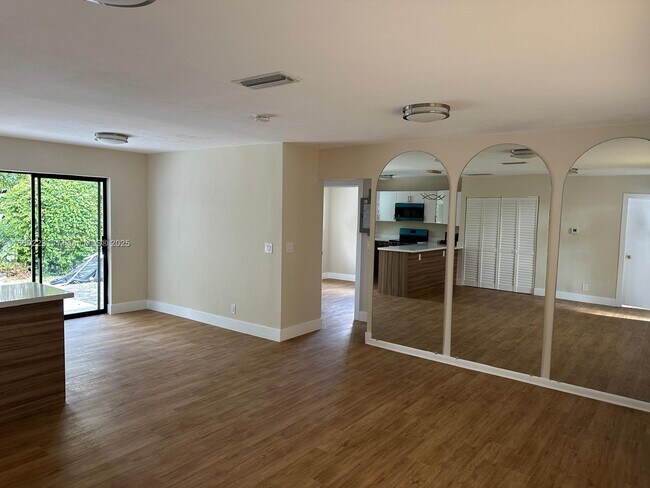 Building Photo - 750 S 61st Ter