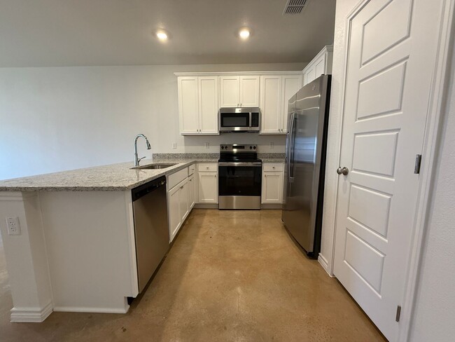 Building Photo - 1157 Lindsey Dr