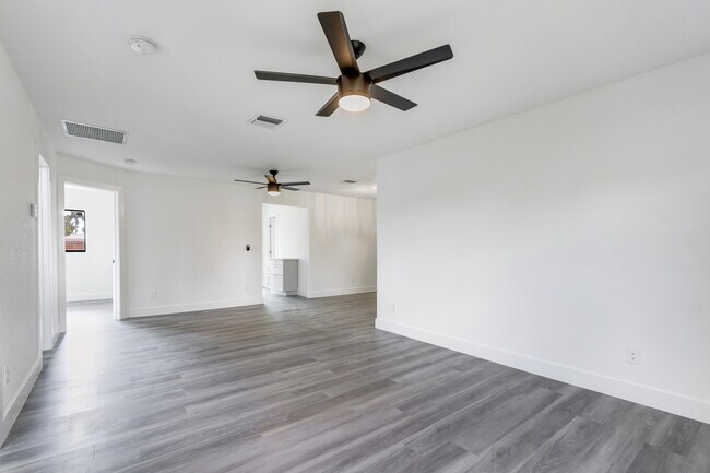 Área de estar - 16320 John Morris Rd