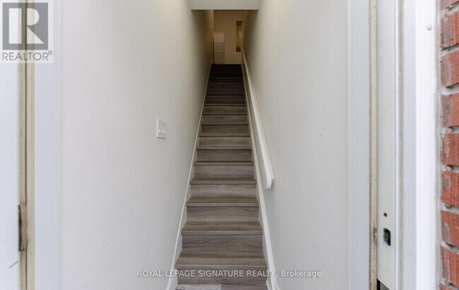 Photo du bâtiment - 713 The Queensway