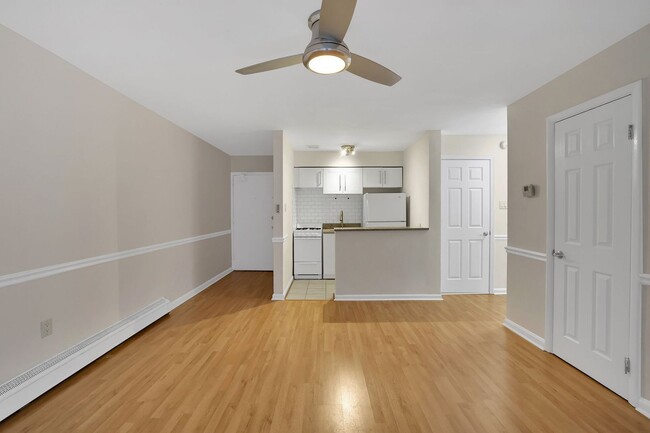 Building Photo - Charming 2-Bedroom Condo in Prime Capitol ...