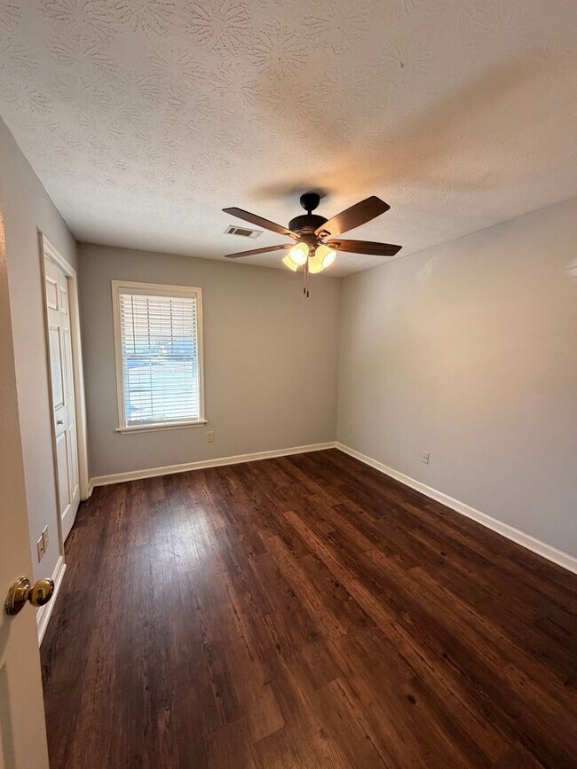 Building Photo - Renovated Duplex in Auburn!