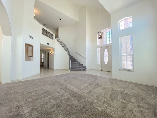 Building Photo - West El Paso LARGE 4bed/3.5bath 3 Car Garage Home-VIEWS!