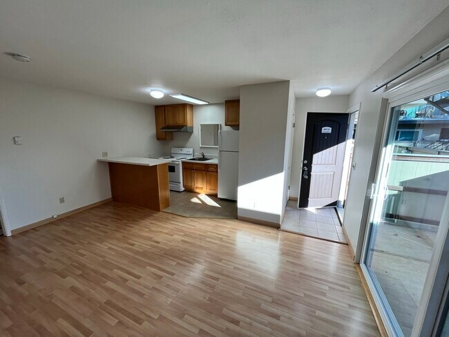 Building Photo - 1 bedroom 1 bath updated unit-downstair unit