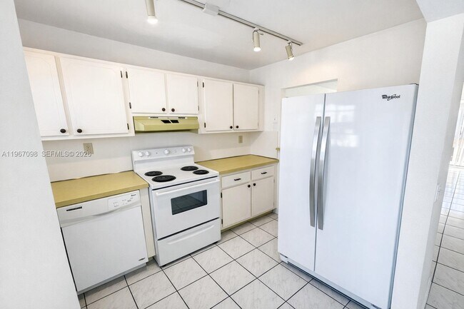 Building Photo - 1630 W 46th St