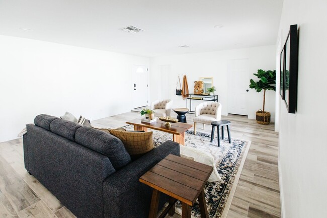 Building Photo - Stunning Remodel near Old Town!