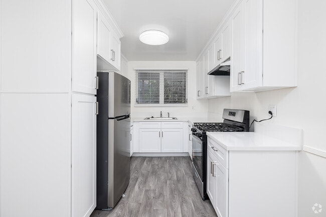 Interior Photo - 220 S Doheny Dr