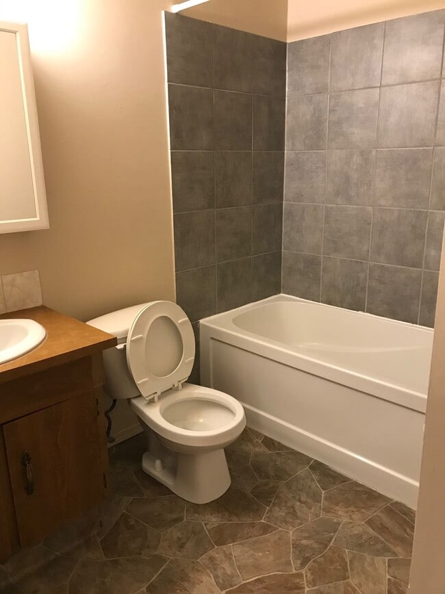 Building Photo - 2 Bed 1 Bath Unit in Red Deer, AB