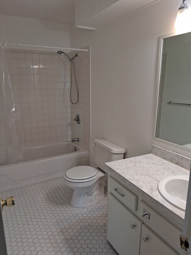bathroom - 1938 N 9th Ave